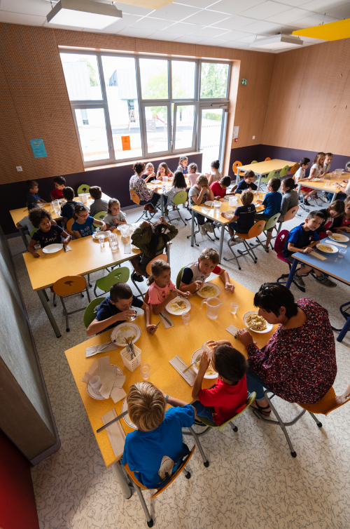 Salle pour les élèves de l'école maternelle au restaurant scolaire de Nort-sur-Erdre - Agrandir l'image, . 0octets (fenêtre modale)